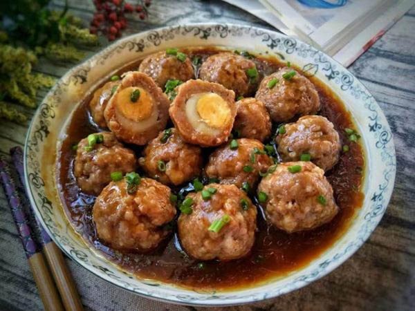 Thịt viên bọc trứng cút